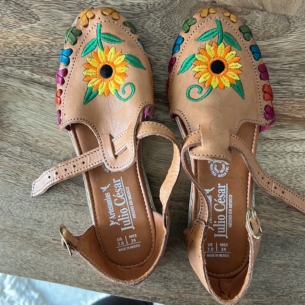 The most adorable shoe! Size 7. Perfect for summer!